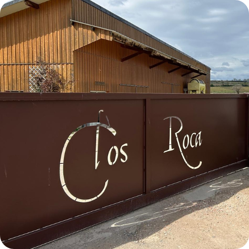 Photo du portail du domaine viticole de la villa roca